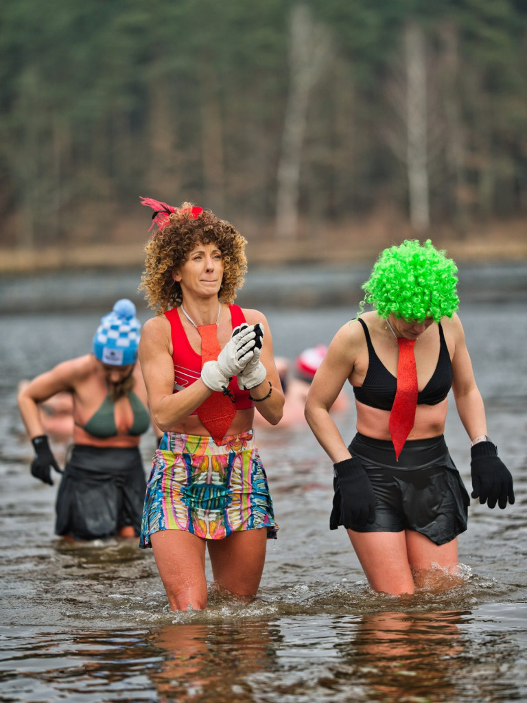 Foczki i Morsy podbiły Zalew Ruda. Zimowa kąpiel dla prawdziwych twardzieli