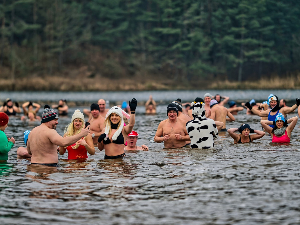 Foczki i Morsy podbiły Zalew Ruda. Zimowa kąpiel dla prawdziwych twardzieli