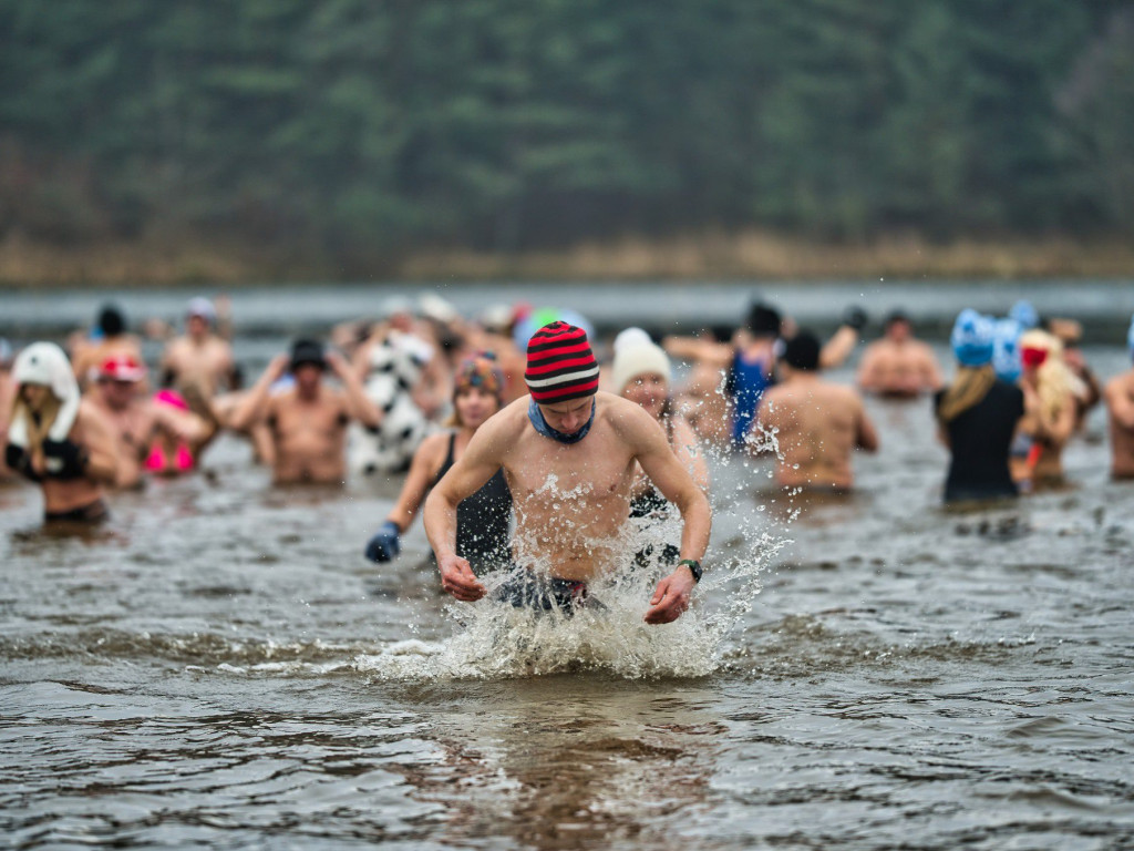 Foczki i Morsy podbiły Zalew Ruda. Zimowa kąpiel dla prawdziwych twardzieli