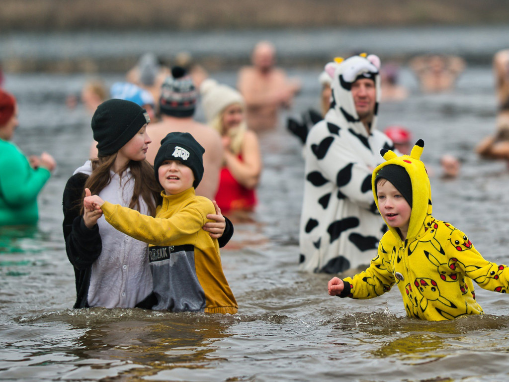 Foczki i Morsy podbiły Zalew Ruda. Zimowa kąpiel dla prawdziwych twardzieli