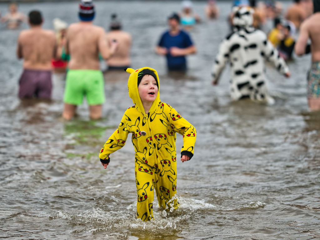 Foczki i Morsy podbiły Zalew Ruda. Zimowa kąpiel dla prawdziwych twardzieli