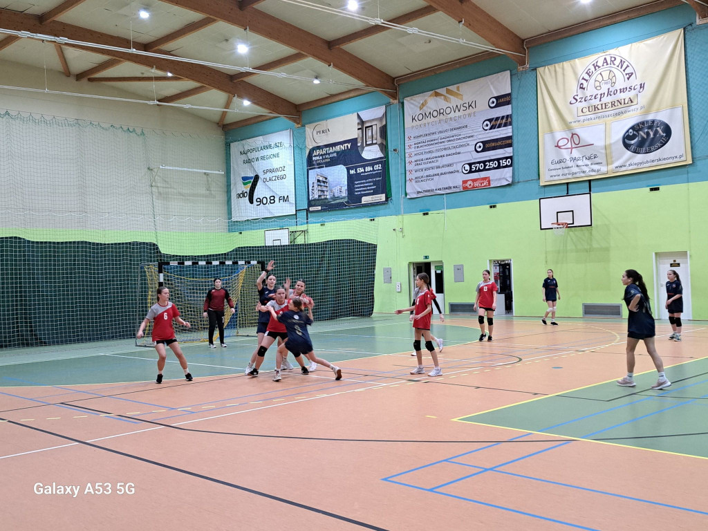 Piłkarki rzucaja celnie, zwycięstw nie brakuje. Trzy ekipy w lidze