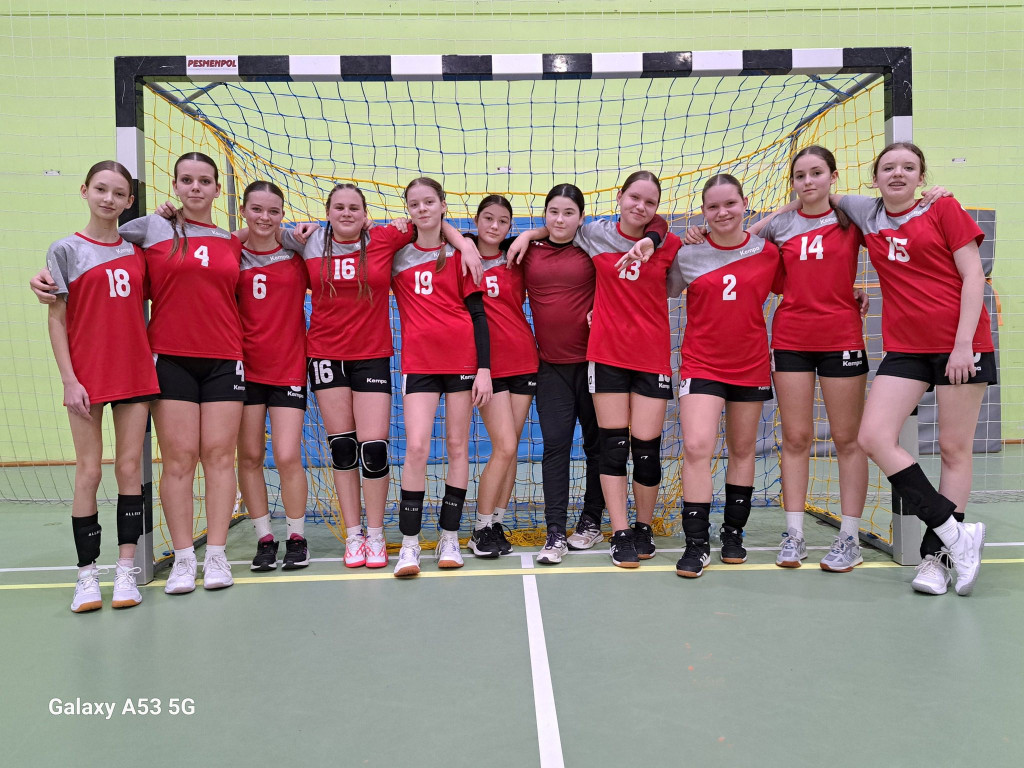 Piłkarki rzucaja celnie, zwycięstw nie brakuje. Trzy ekipy w lidze