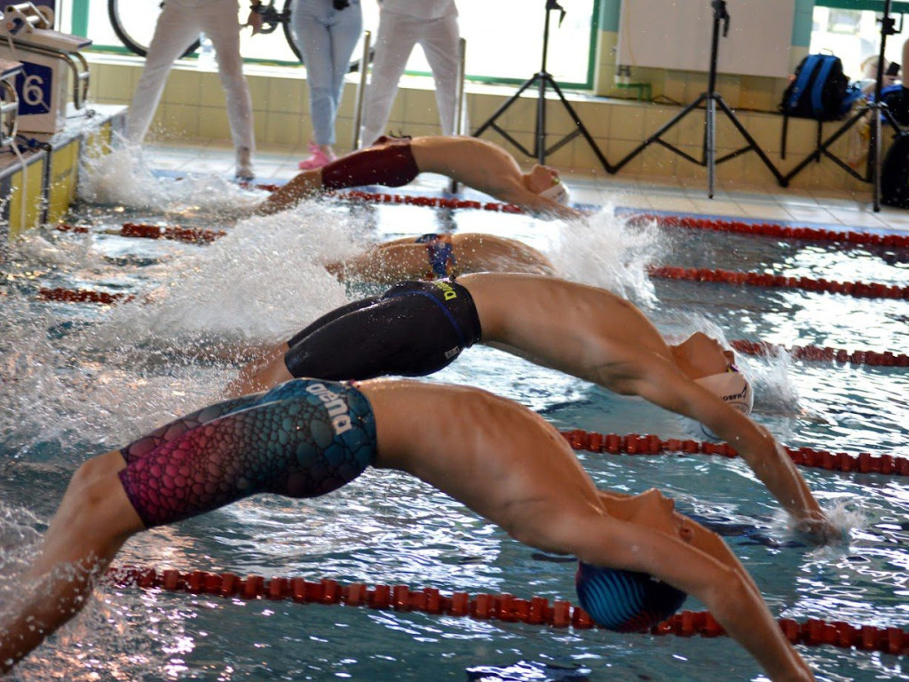 Z Hajnówki do Mławy. Wielkie emocje na basenie