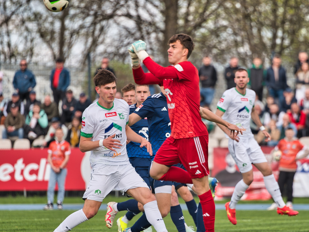 Główkami do celu. Rezerwy w końcu pokonane