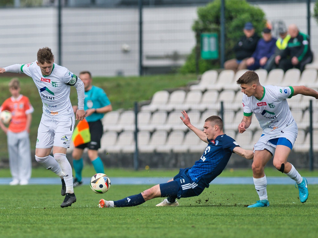 Główkami do celu. Rezerwy w końcu pokonane