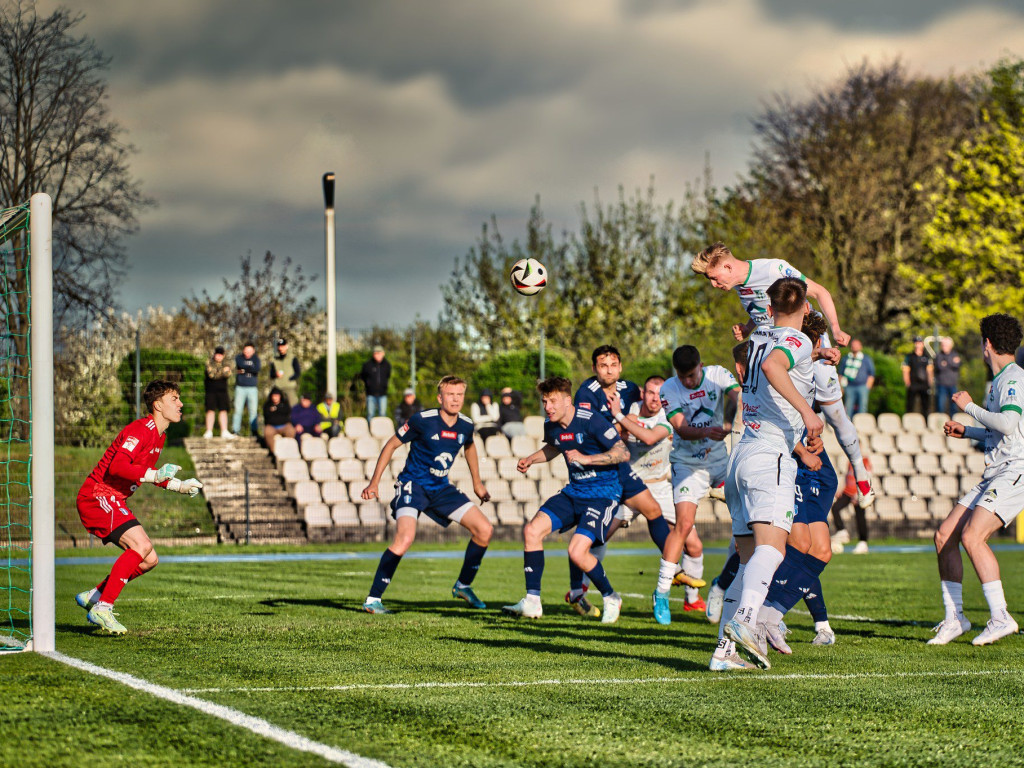 Główkami do celu. Rezerwy w końcu pokonane
