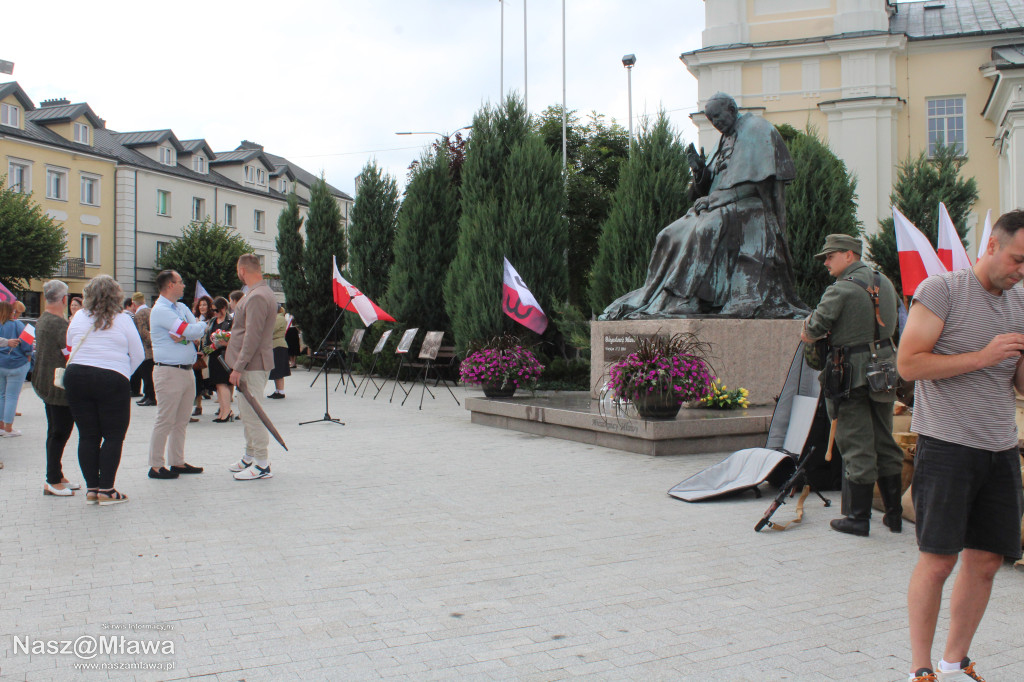 Mława zaśpiewała Powstańcom. Uroczystość uświetnili rekonstruktorzy