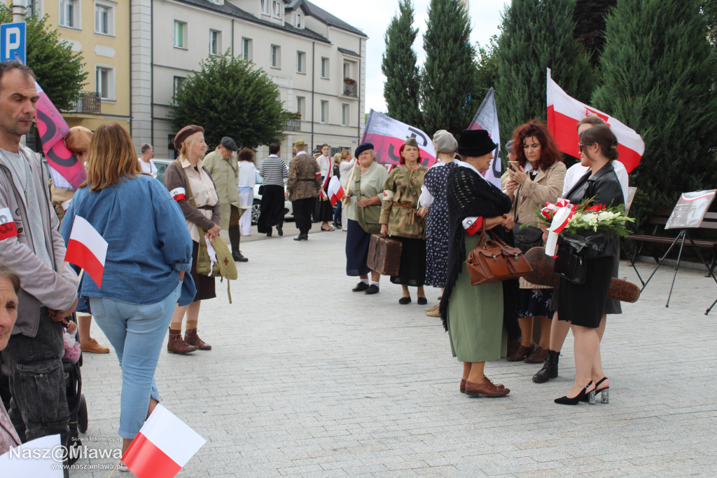 Mława zaśpiewała Powstańcom. Uroczystość uświetnili rekonstruktorzy