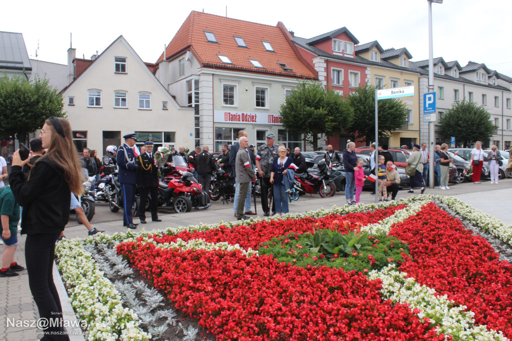 Mława zaśpiewała Powstańcom. Uroczystość uświetnili rekonstruktorzy