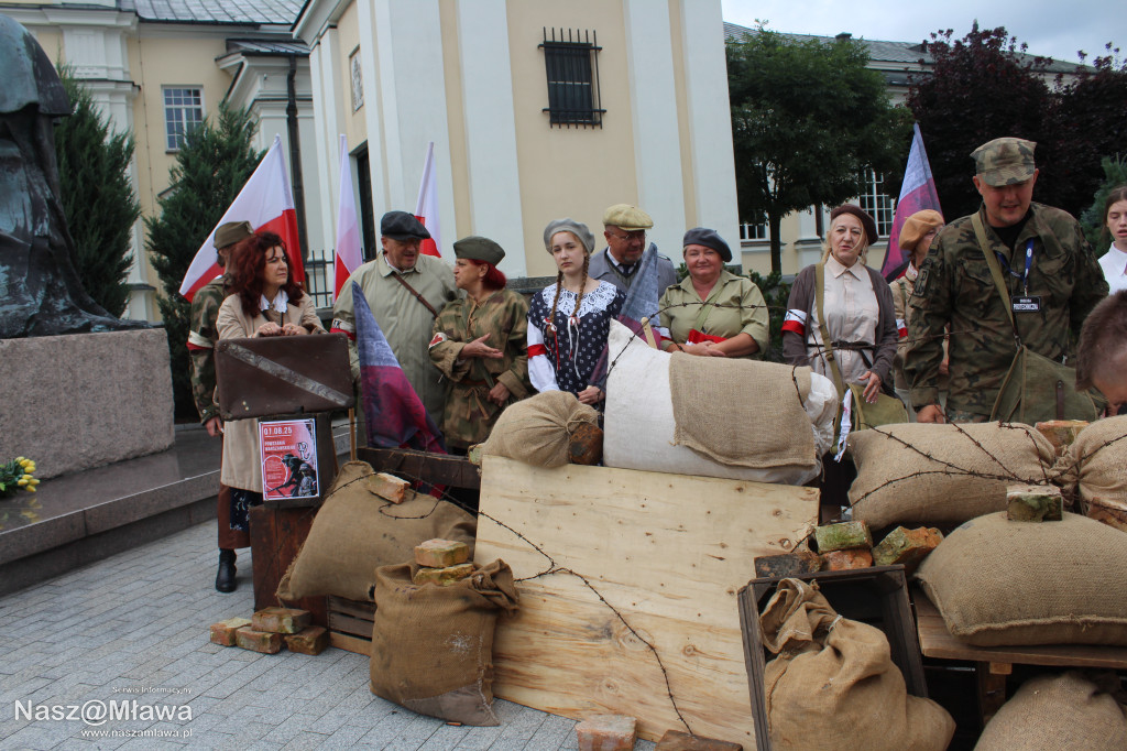Mława zaśpiewała Powstańcom. Uroczystość uświetnili rekonstruktorzy