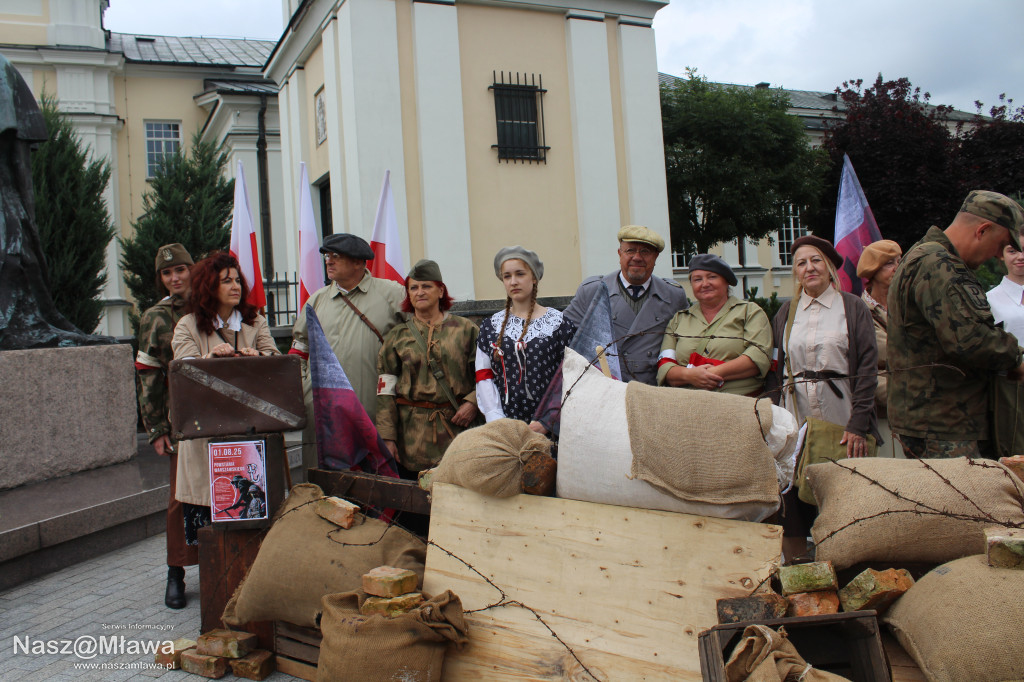 Mława zaśpiewała Powstańcom. Uroczystość uświetnili rekonstruktorzy