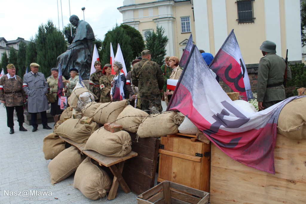 Mława zaśpiewała Powstańcom. Uroczystość uświetnili rekonstruktorzy