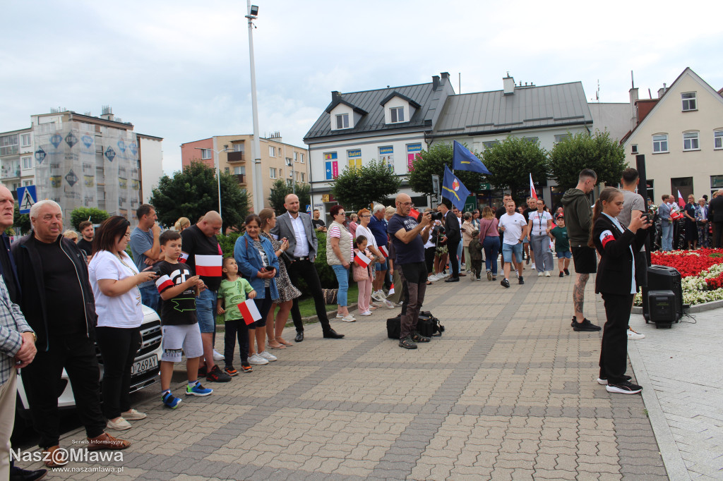 Mława zaśpiewała Powstańcom. Uroczystość uświetnili rekonstruktorzy