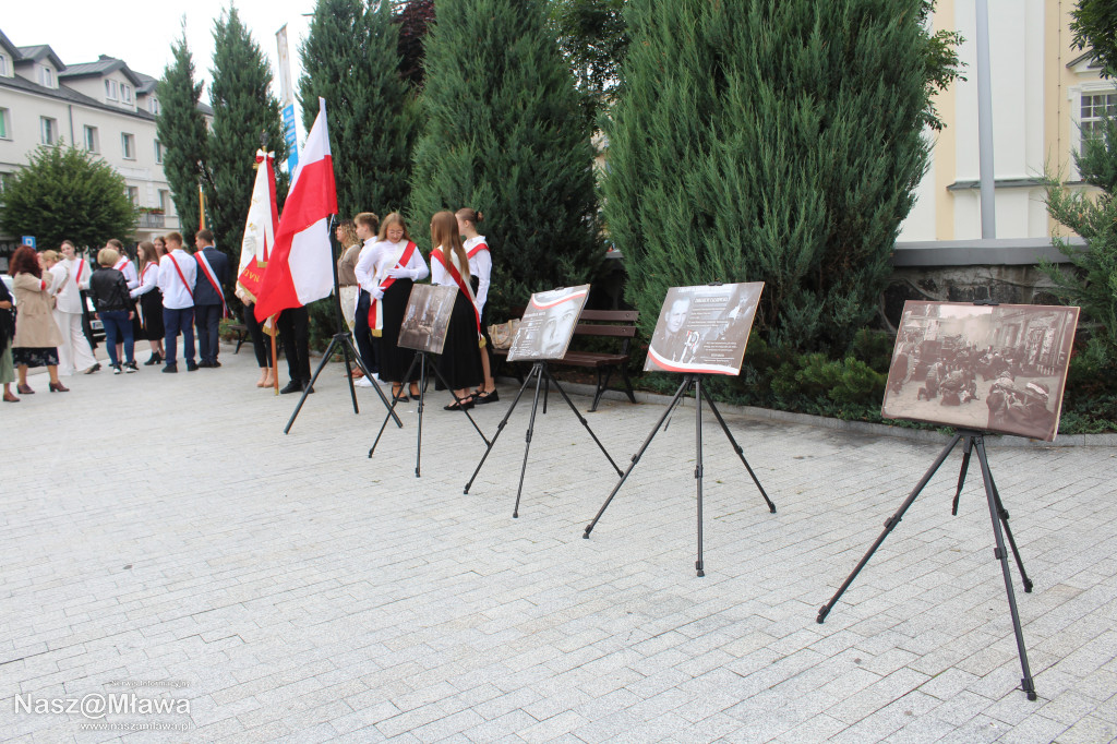 Mława zaśpiewała Powstańcom. Uroczystość uświetnili rekonstruktorzy