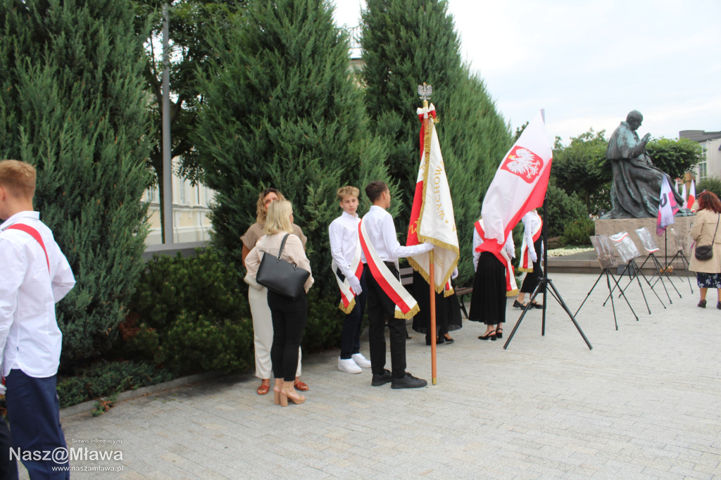 Mława zaśpiewała Powstańcom. Uroczystość uświetnili rekonstruktorzy