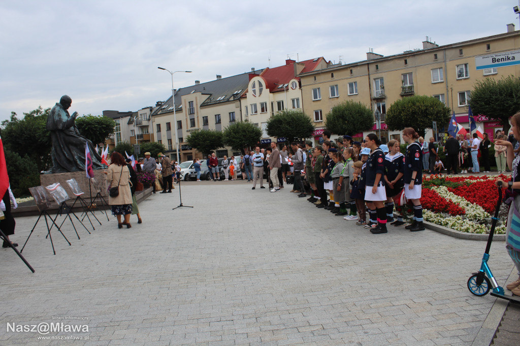 Mława zaśpiewała Powstańcom. Uroczystość uświetnili rekonstruktorzy