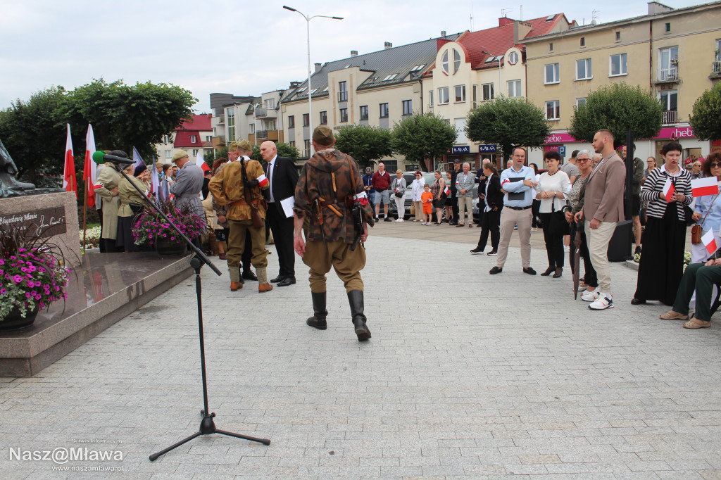 Mława zaśpiewała Powstańcom. Uroczystość uświetnili rekonstruktorzy
