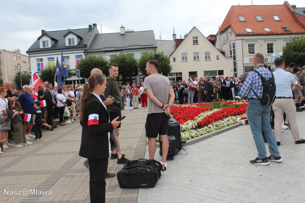 Mława zaśpiewała Powstańcom. Uroczystość uświetnili rekonstruktorzy