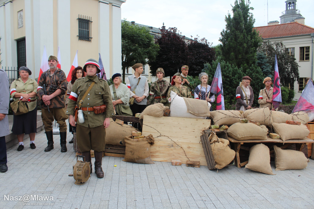 Mława zaśpiewała Powstańcom. Uroczystość uświetnili rekonstruktorzy
