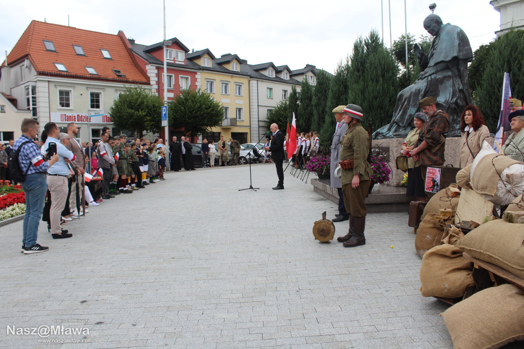 Mława zaśpiewała Powstańcom. Uroczystość uświetnili rekonstruktorzy