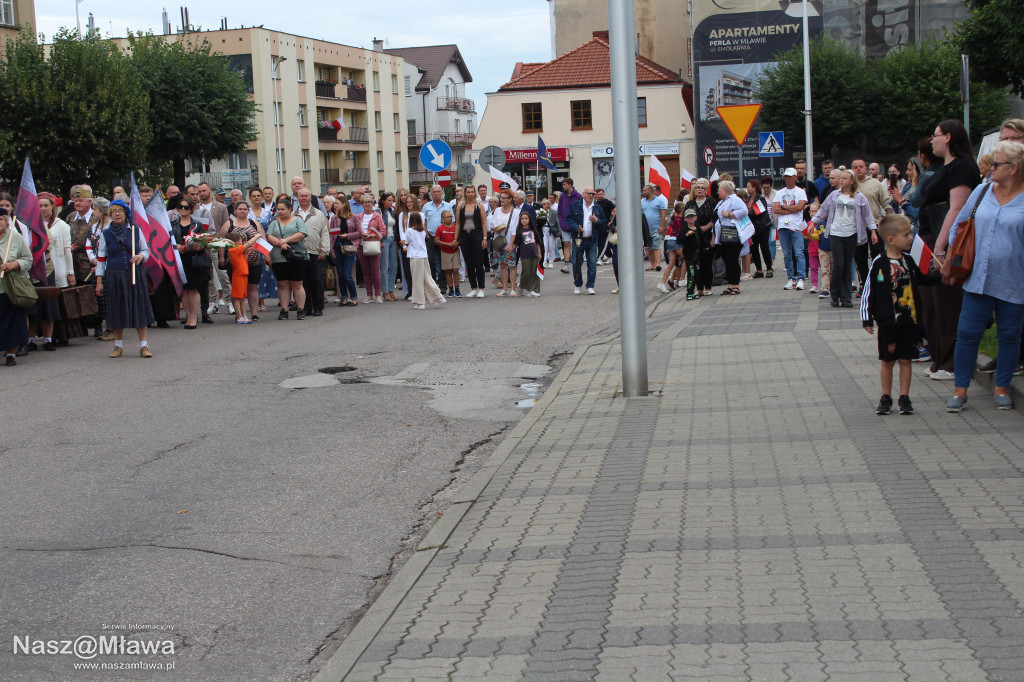 Mława zaśpiewała Powstańcom. Uroczystość uświetnili rekonstruktorzy