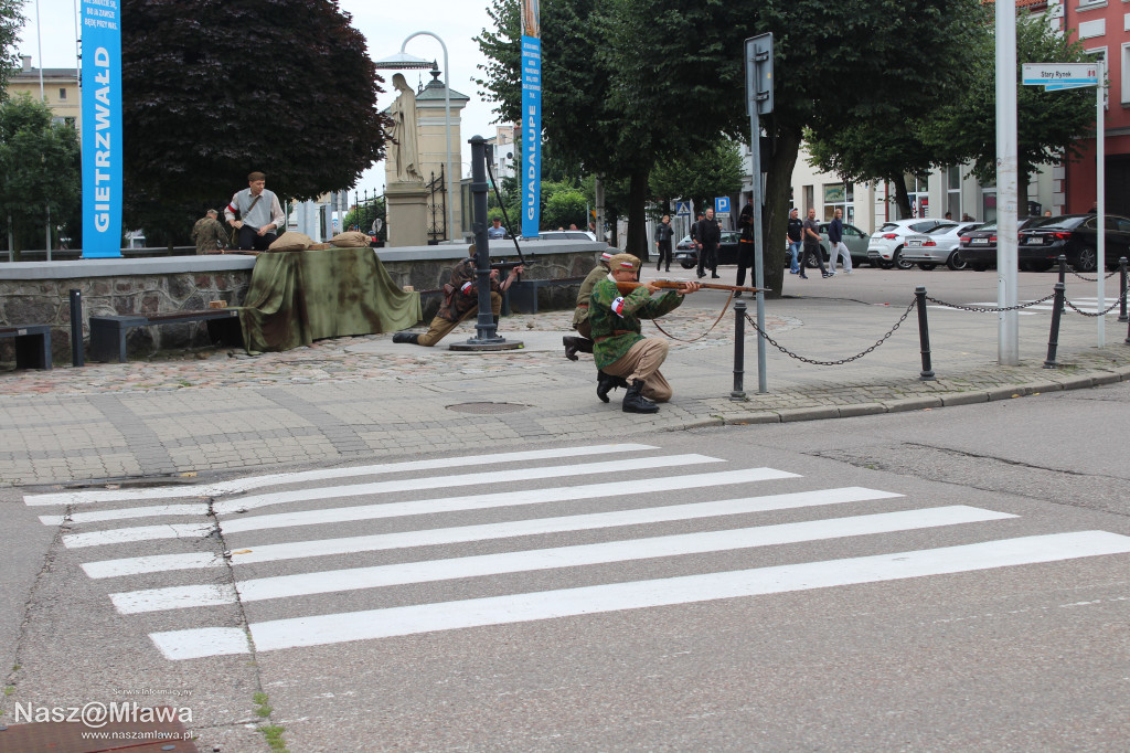 Mława zaśpiewała Powstańcom. Uroczystość uświetnili rekonstruktorzy