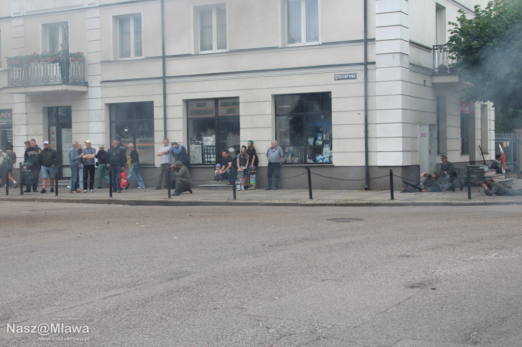 Mława zaśpiewała Powstańcom. Uroczystość uświetnili rekonstruktorzy