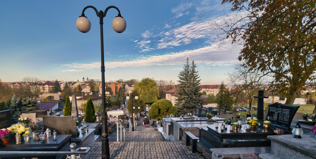 Mławskie nekropolie: zaduma i piękno przemijania w obiektywie Bogdana Jakubowskiego