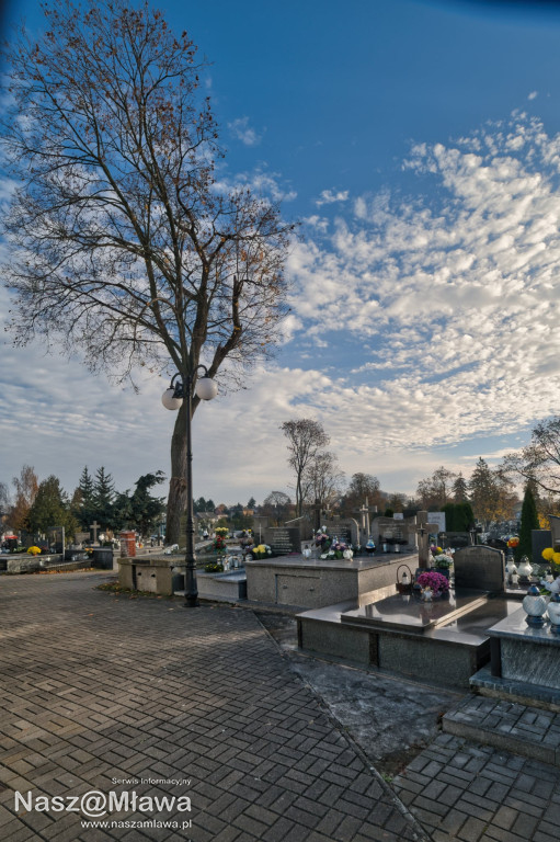 Mławskie nekropolie: zaduma i piękno przemijania w obiektywie Bogdana Jakubowskiego