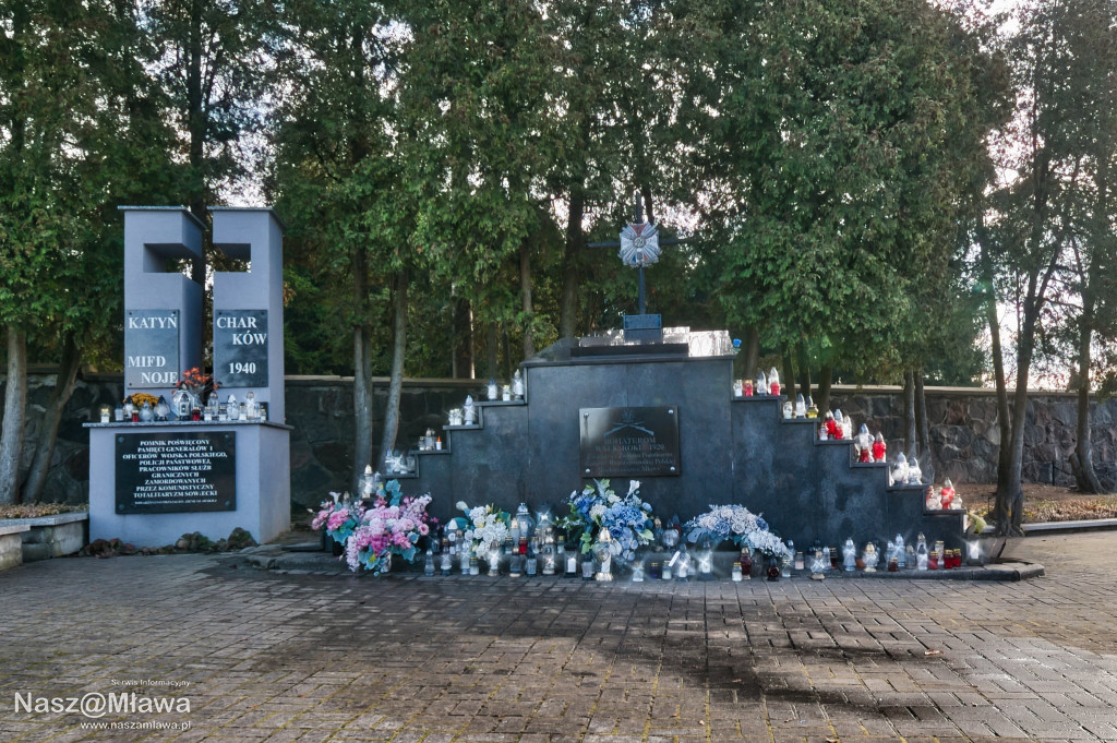 Mławskie nekropolie: zaduma i piękno przemijania w obiektywie Bogdana Jakubowskiego