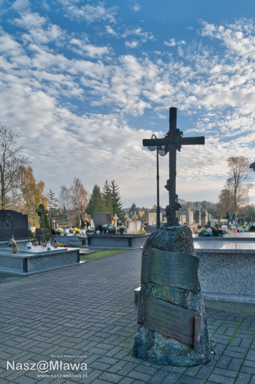 Mławskie nekropolie: zaduma i piękno przemijania w obiektywie Bogdana Jakubowskiego