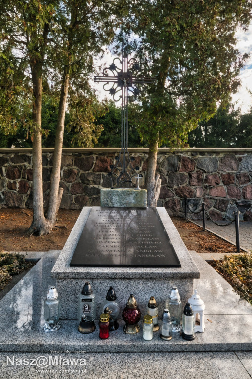 Mławskie nekropolie: zaduma i piękno przemijania w obiektywie Bogdana Jakubowskiego