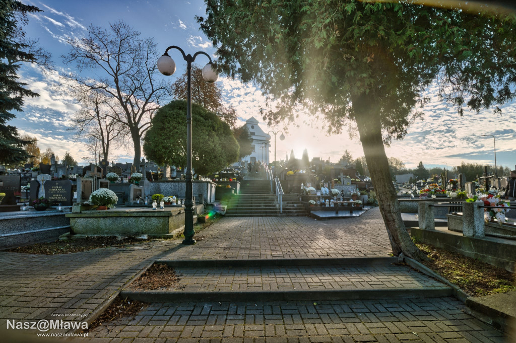 Mławskie nekropolie: zaduma i piękno przemijania w obiektywie Bogdana Jakubowskiego