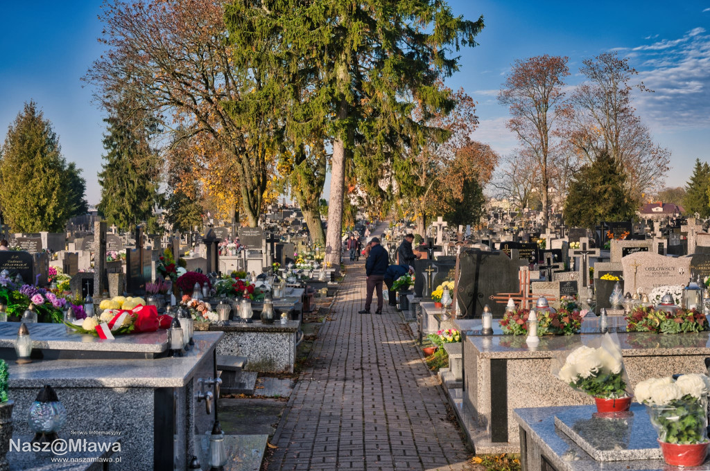 Mławskie nekropolie: zaduma i piękno przemijania w obiektywie Bogdana Jakubowskiego