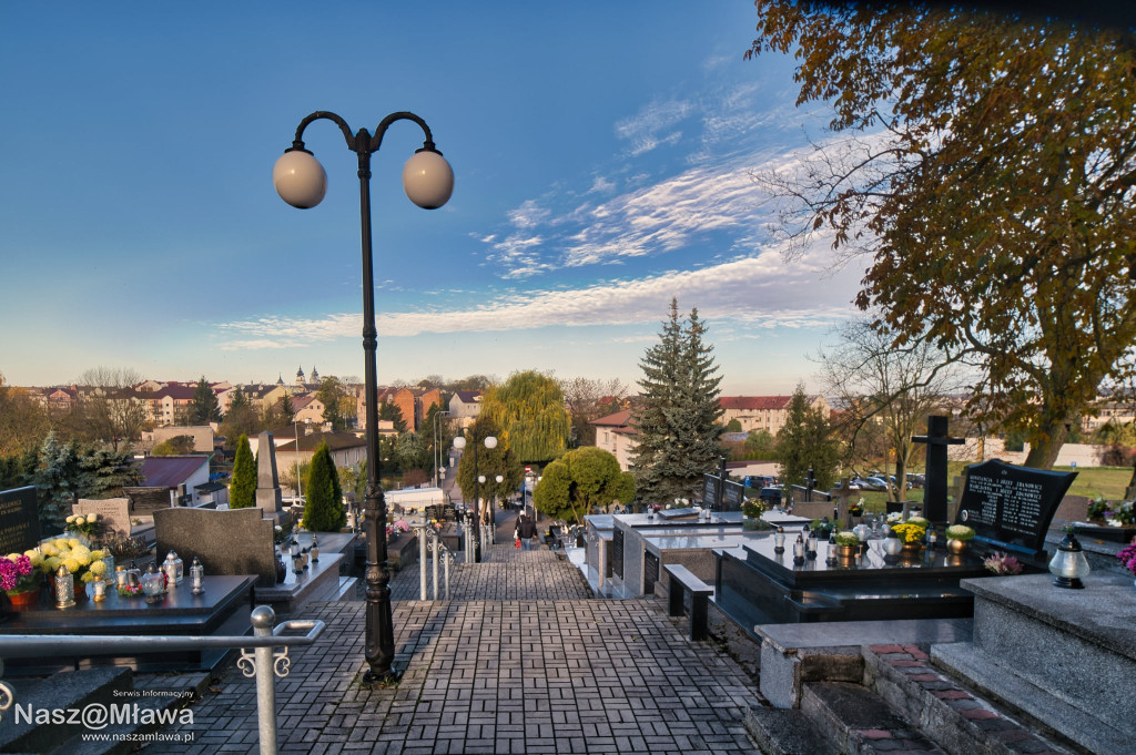 Mławskie nekropolie: zaduma i piękno przemijania w obiektywie Bogdana Jakubowskiego