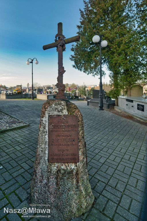 Mławskie nekropolie: zaduma i piękno przemijania w obiektywie Bogdana Jakubowskiego