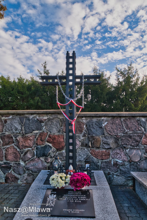 Mławskie nekropolie: zaduma i piękno przemijania w obiektywie Bogdana Jakubowskiego