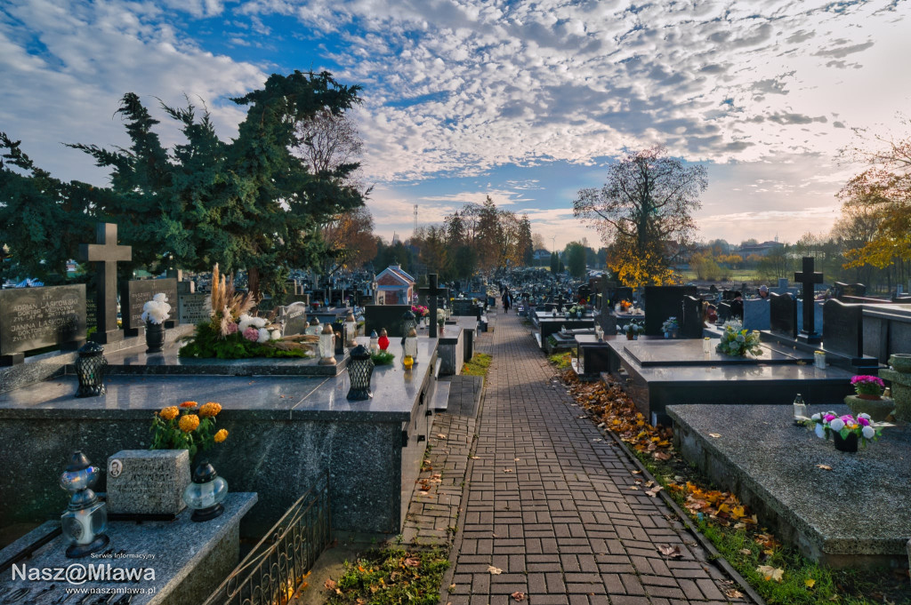 Mławskie nekropolie: zaduma i piękno przemijania w obiektywie Bogdana Jakubowskiego