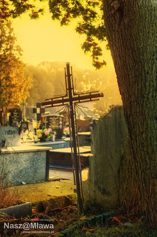 Mławskie nekropolie: zaduma i piękno przemijania w obiektywie Bogdana Jakubowskiego