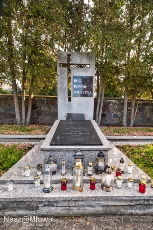 Mławskie nekropolie: zaduma i piękno przemijania w obiektywie Bogdana Jakubowskiego