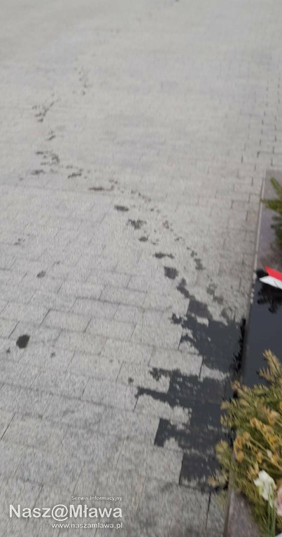 Z OSTATNIEJ CHWILI. Pomnik Papieża Jana Pawła II oblany nieznaną substancją