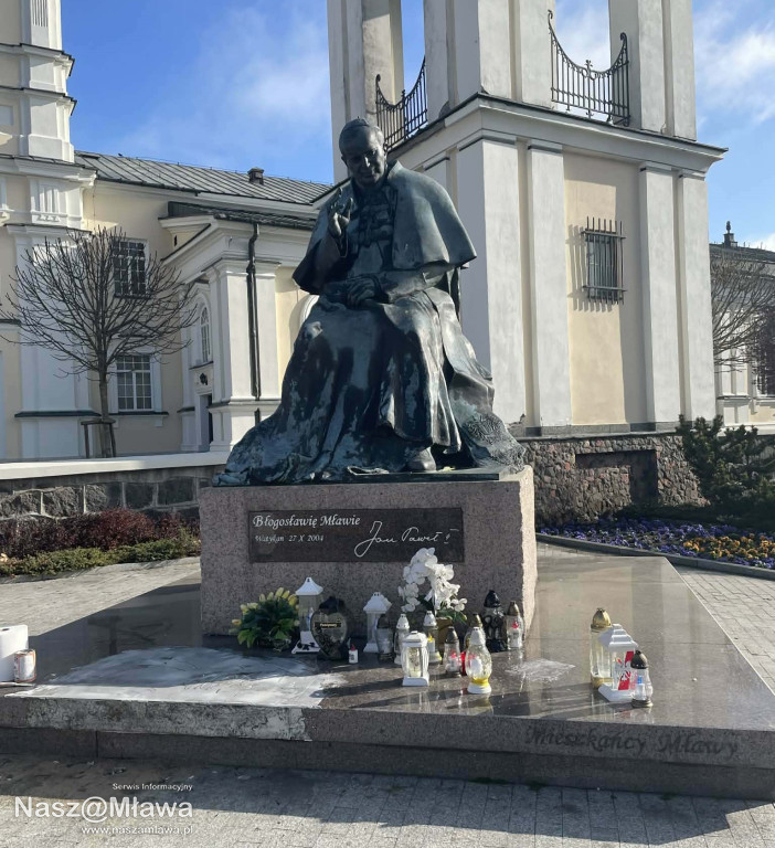 Z OSTATNIEJ CHWILI. Pomnik Papieża Jana Pawła II oblany nieznaną substancją