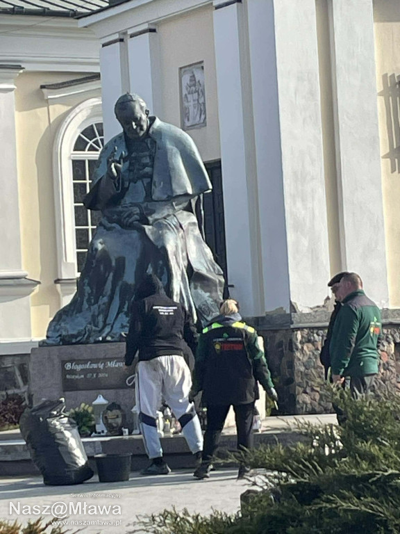 Z OSTATNIEJ CHWILI. Pomnik Papieża Jana Pawła II oblany nieznaną substancją