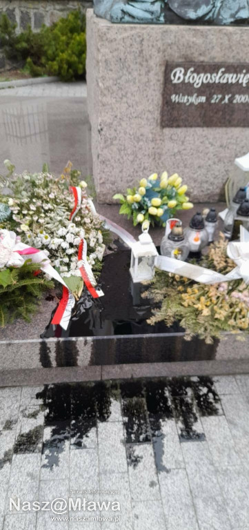 Z OSTATNIEJ CHWILI. Pomnik Papieża Jana Pawła II oblany nieznaną substancją