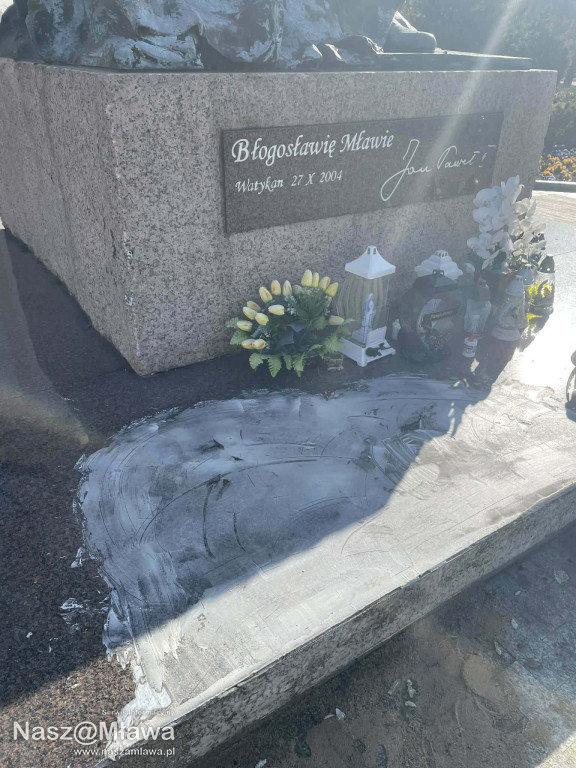 Z OSTATNIEJ CHWILI. Pomnik Papieża Jana Pawła II oblany nieznaną substancją