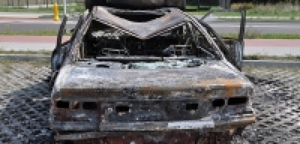 Jest doszczętnie spalony. Stoi na publicznym parkingu i straszy