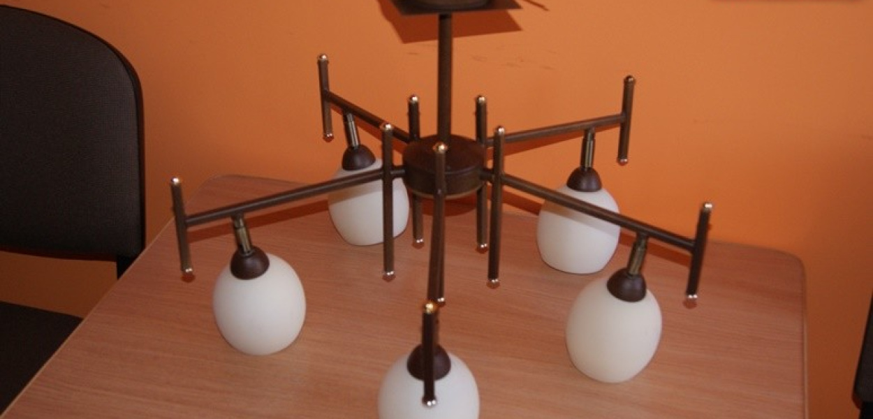 Mławskie starostwo sprzedaje żyrandol