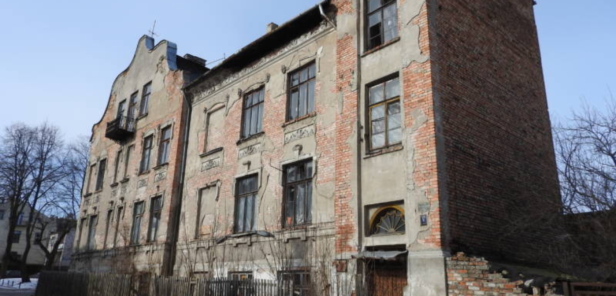 Piękna kamienica niszczeje. Nie ma dla niej ratunku?
