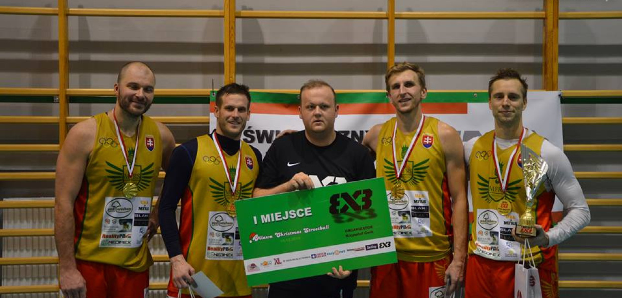 Puchar pojechał za granicę. Młajami obok podium